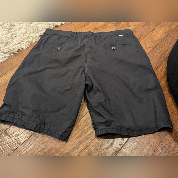 Levis cotton Chino Shorts Men's Size 36 relaxed fit. 9" Inseam - Picture 4 of 11